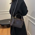 Bolso Boston marrón oscuro con costuras blancas en contraste y correa de hombro para mujer - Marrón
