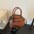 Bruine retro baseball-stijl crossbodytas met contraststiksel en dubbele handvatten - Bruin