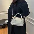 Bolso tote de cuero beige con detalles dorados y correa de hombro ajustable - Blanco