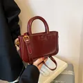 Borsa a mano quadrata rosso scuro in ecopelle con finiture dorate e doppi manici - Stile di base / Rosso