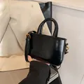 Mini borsa a mano squadrata nera lucida con dettagli in metallo dorato e tracolla - Stile di base / Nero