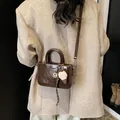 Sac à main rectangulaire en cuir verni marron foncé avec breloque en peluche - Avec Pendentif / Marron
