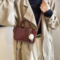 Sac à main chic en cuir verni bordeaux avec breloque glace et ruban décoratif - Avec Pendentif / Rouge