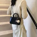 Sac à bandoulière chic en cuir verni noir avec breloque peluche glace et logo - Avec Pendentif / Noir