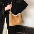 Bruine corduroy handtas met witte imitatiebontrand en een stijlvolle hoorn gesp - Khaki