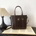 Borsa a secchiello marrone scuro in pelle con finiture dorate e tracolla regolabile - Solo Borsa / Marrone