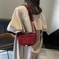 Bolso de hombro acolchado rojo oscuro con hebilla dorada y correa ancha ajustable - Estándar (30*10*17) / Burdeos