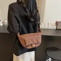 Bolso de hombro acolchado marrón café en charol con cierre de metal giratorio - Estándar (30*10*17) / café