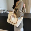 Contrastkleurige tote bag van gebroken wit kiezelleder met geprinte zijden sjaal detail - Wit