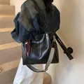 Grande borsa tote retrò nera in pelle PU con tracolla ampia e ciondolo decorativo - Stile di base / Nero