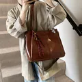 Grande borsa tote retrò marrone con tracolla intrecciata e ciondolo a chiave - Con Ciondolo / Marrone
