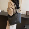 Borsa a secchiello classica in pelle nera con motivo litchi e ciondolo a fiore - Nero