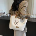 Borsa tote in pelle beige con ciondolo a fiore e dettaglio manico con nodo - Bianco Sporco