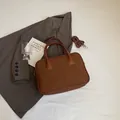 Minimalistische bruine bowling handtas van glad kunstleer met een verstelbare riem - 29cmx13cmx20cm / Bruin