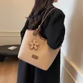 Secchiello in pelle bicolore beige e marrone con ciondolo a fiore e logo - Cachi