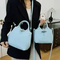 Sac à main bleu clair avec fermoir bambou et texture litchi en deux tailles - Grand / Bleu