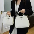 Mini et grands sacs à main blancs en cuir avec fermoirs en bambou et bandoulières - Grand / Blanc