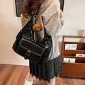 Grande borsa a tracolla in pelle cerata nera con un simpatico ciondolo a forma di cane - Nero Con Pendente A Coniglio / 31*12*34