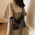 Bolso hobo grande marrón oscuro brillante con colgante de campana y logotipo blanco - 33*14*21 / Café con Colgante