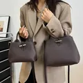 Sac à main en cuir marron foncé avec boucle en bambou et bandoulière réglable - Marron