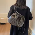 Sac à main vintage en cuir PU marron foncé plissé avec chaîne dorée sur mannequin - 37*11*29 / café