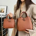 Sacs seaux en cuir litchi marron avec fermoir en bambou métallique et bandoulières - Marron