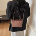 Vintage braune Wildleder Tasche mit Lammfellbesatz und Golddetails für Herbst Winter - Kaffeebraun