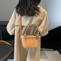 Schicke braune Wildleder-Eimertasche mit weißem Kunstpelzbesatz und Schulterriemen - Braun