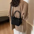Schicke schwarze matte Beuteltasche mit Plüschbesatz und goldenen Beschlägen für Damen - Schwarz