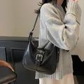 Bolso de hombro de cuero negro de moda con hebilla metálica plateada y detalle de correa - 26*6*23cm / Negro