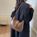 Bolso vintage marrón media luna en cuero brillante con hebilla plateada de gran tamaño - 26*6*23cm / Marrón