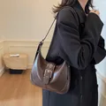 Bolso de hombro vintage de cuero marrón con hebilla plateada y diseño minimalista - 26*6*23cm / café