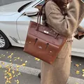 Klassische dunkelbraune große Shopper-Tasche mit Metalldrehverschluss für Berufspendler - 30x12x30cm / Braun