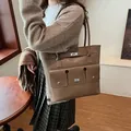 Braune Tragetasche aus Kunstleder mit doppelten Schlosstaschen und langen Trägern - 30x12x30cm / Khaki