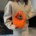 Gesteppte Puffer-Tasche in leuchtendem Orange mit stilvollem Wolken-Strukturdesign - Orange
