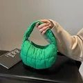 Grüne gesteppte Cloud-Handtasche mit Faltenstruktur und silbernem Metallreißverschluss - Dunkelgrün