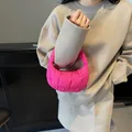 Minimalistische leuchtend rosa gesteppte Puffer-Handtasche mit Gittermuster und Reißverschluss - Fuchsia