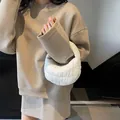 Minimalistische weiße gesteppte Wolkentasche kombiniert mit beigem Oversize-Pullover - Weiß