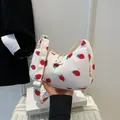 Sac hobo en velours côtelé blanc avec imprimé fraise et bandoulière ajustable - Style Fraise
