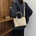 Sac seau en cuir beige avec foulard en soie pied-de-poule et détails dorés fins - Poche zippée