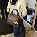 Donkerbruine olie-was lederen Boston tas met honkbalhangers en verstelbare riem - Inclusief hanger / Bruin
