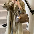 Bruine Boston handtas van oliewasleer met schouderriem en een honkbal hanger - Inclusief hanger / Khaki