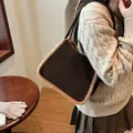 Donkerbruine suède schoudertas met off-white imitatiebont rand en minimalistische riem - Gemiddeld / Karamel