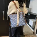 Bolso tote de lona azul con estampado de carruajes y ribete de cuero marrón en modelo - Patrón de carruaje / Marrón & Azul