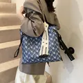 Bolso tote azul grande con diseño de carruajes y cinta de seda en el asa negra - Patrón de carruaje / Negro & Azul