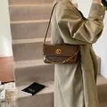Schicke braune Schultertasche aus Lackleder mit goldener Kette und Metallschnalle - 23.5*9*15 / Braun