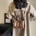 Vintage braune Bucket-Bag für Damen mit Seidenschal-Dekor und feinem Schultergurt - 22*10*14 / Sandfarben