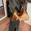 Grote hobo schoudertas in donkerbruin en beige patchwork met verstelbare riem - Bruin