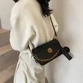 Minimalistische schwarze quadratische Schultertasche mit Glanzoptik und Goldkette - 23.5*9*15 / Schwarz
