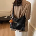 Zwarte vintage hobo-tas van leer met grote capaciteit, beerhanger en geplooide naden - Zonder Hanger / Zwart